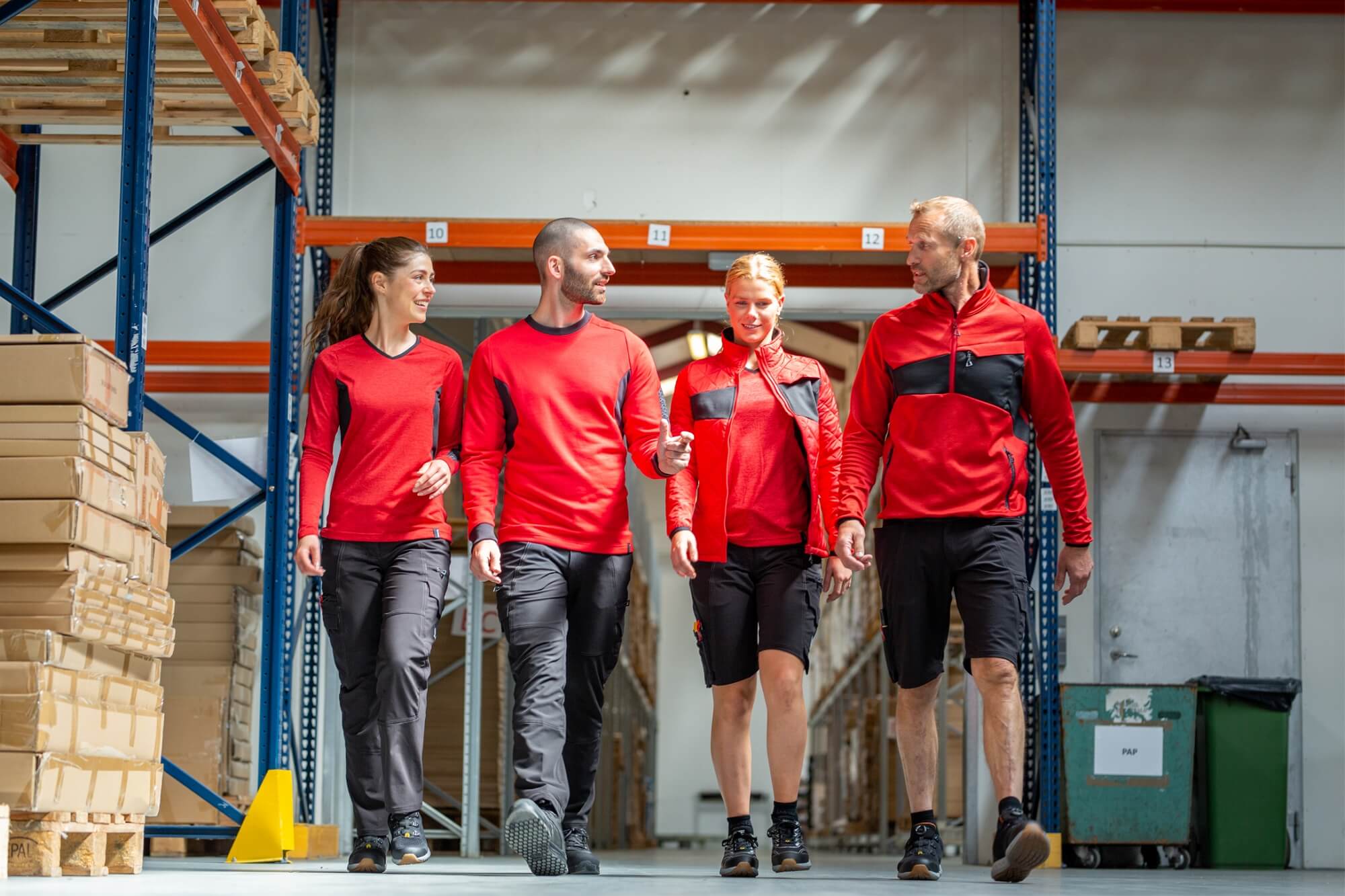 medewerkers met lange en korte broeken