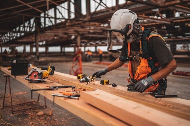 Man met bedrijfskleding aan het werk.