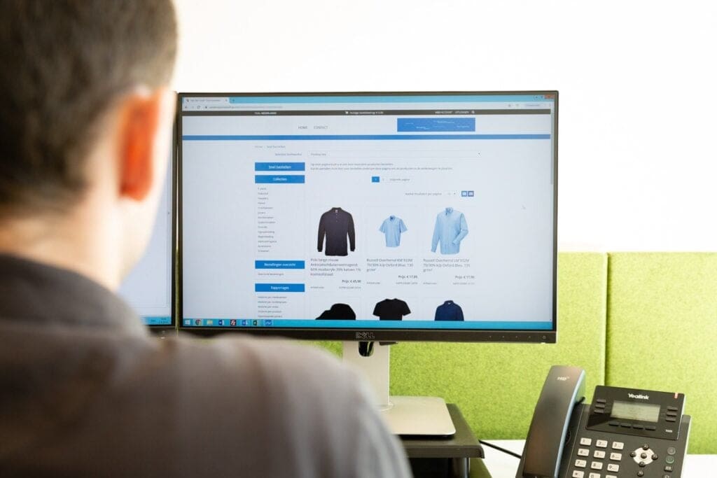 medewerker achter computer