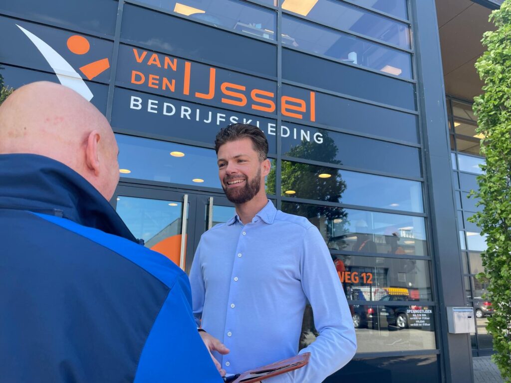 Denny met een klant op foto