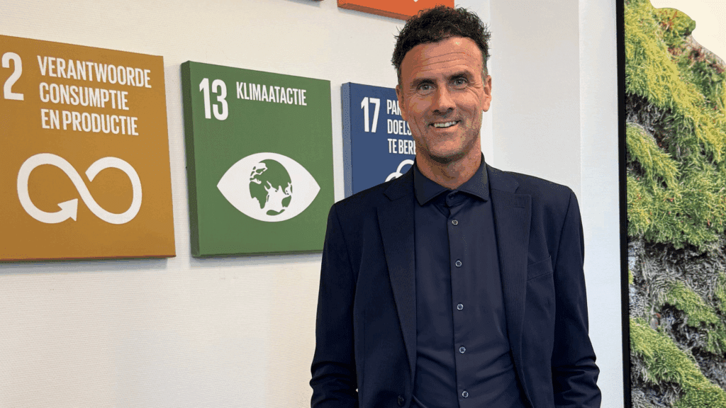 Jeroen de Vlieger in de showroom en kijkt recht in de camera bij VDIJ