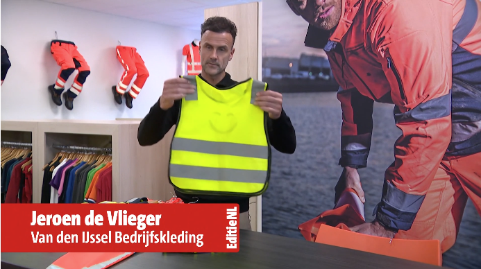 Jeroen met geel hesje en keurt dit af