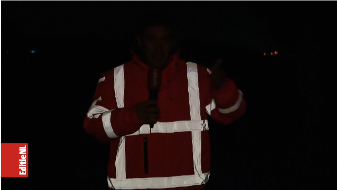 verslaggever Steef in het donker met Van den IJssel jas aan