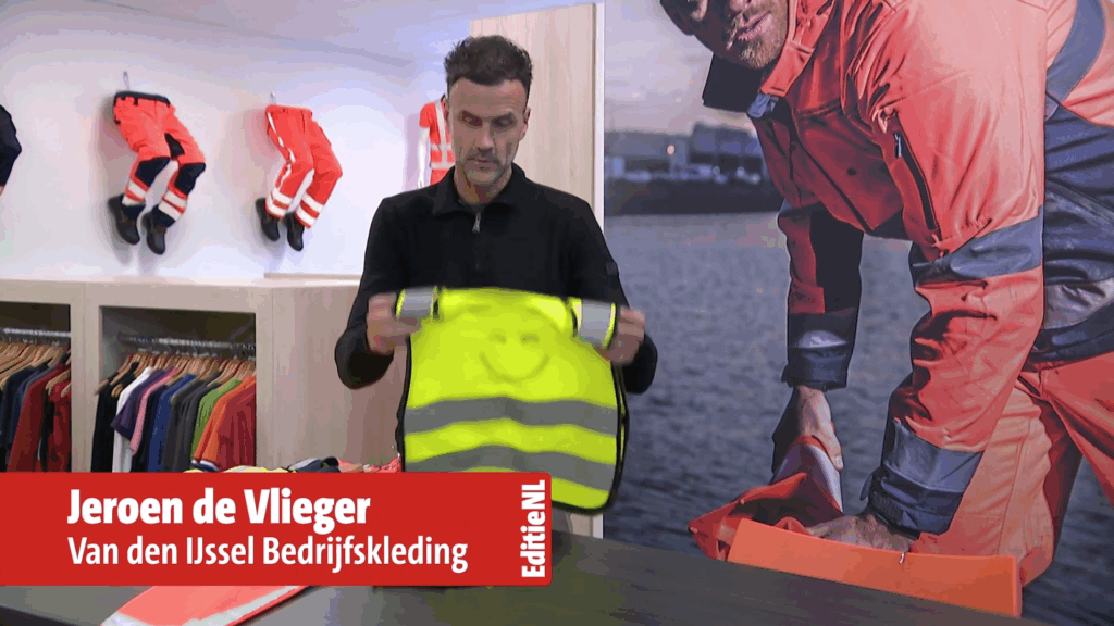 Jeroen de Vlieger aan het woord met geel hesje in de hand, zijn mening wordt gevraagd.