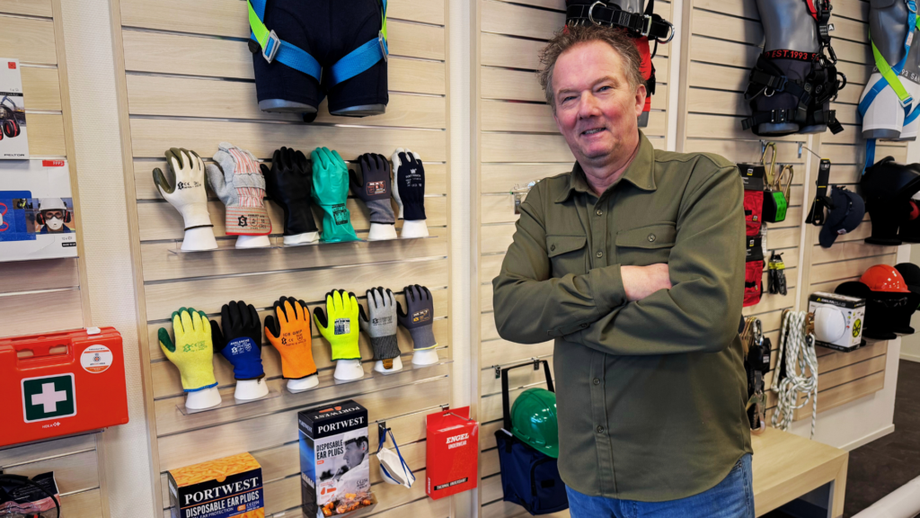 RObert in de showroom bij VDIJ bij PBM artikelen, daar weet hij veel van.