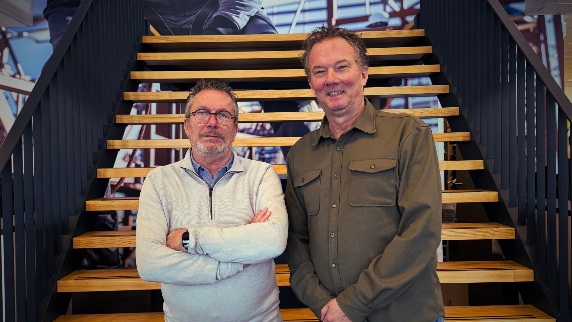 Bert en Robert samen op de foto bij de trap van VDIJ