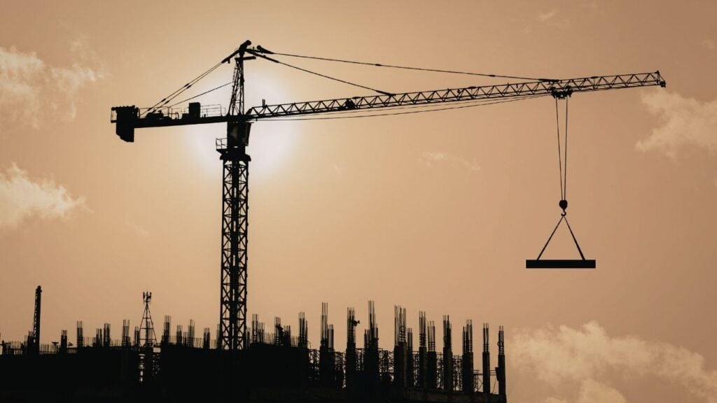 bouwplaats in de zon met een hijskraan