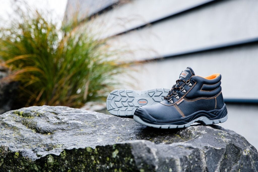 Werkschoenen in sfeerbeeld op een rots