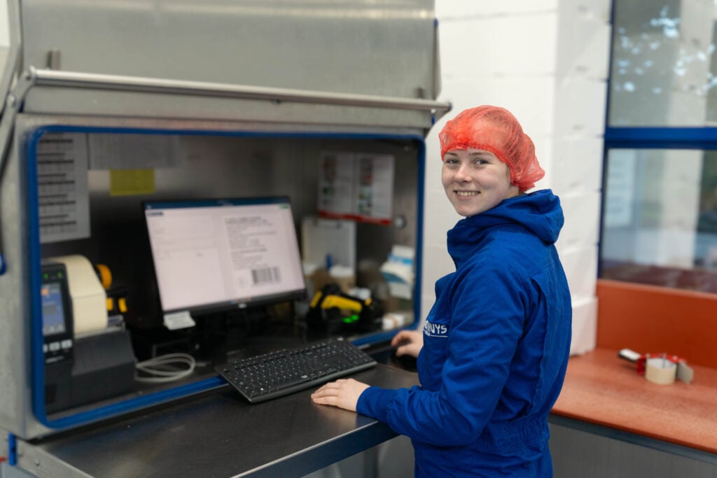 medewerker in rokerij aan het werk