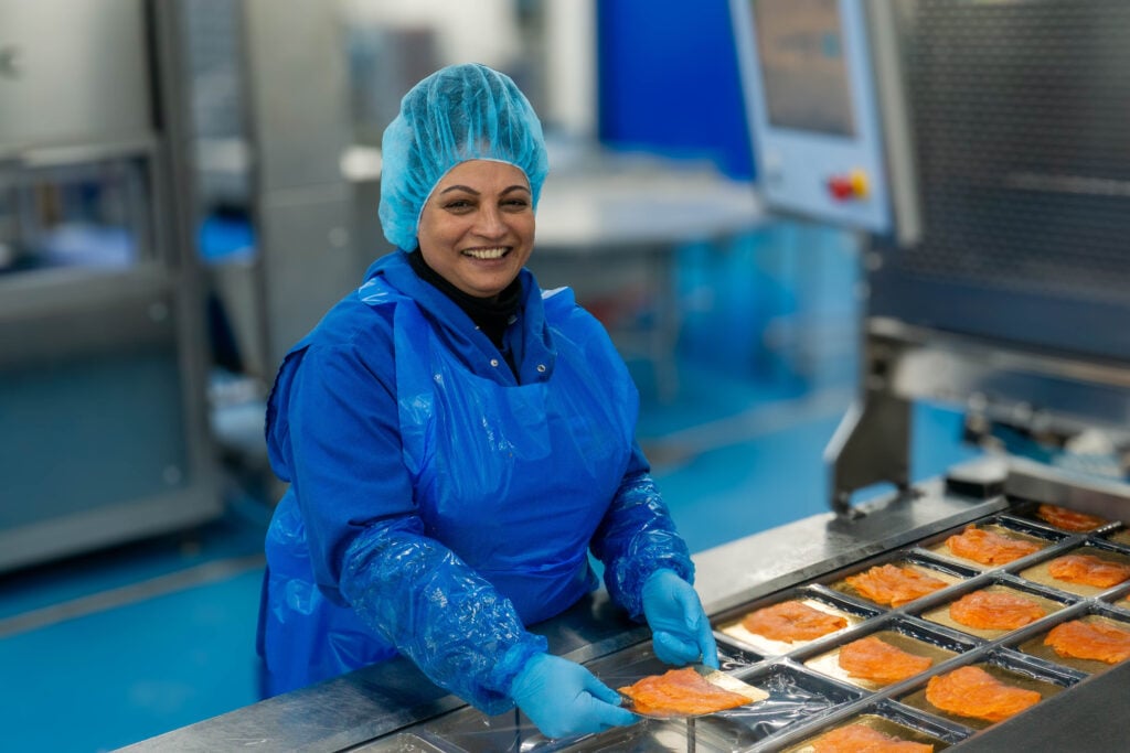 medewerker rokerij aan de lopende band