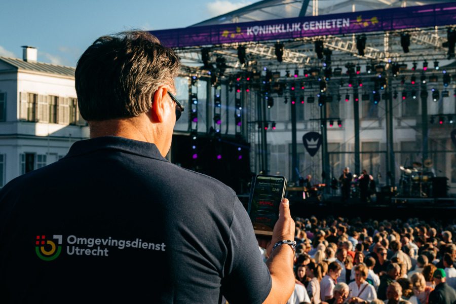 medewerker ODU draagt bedrijfskleding