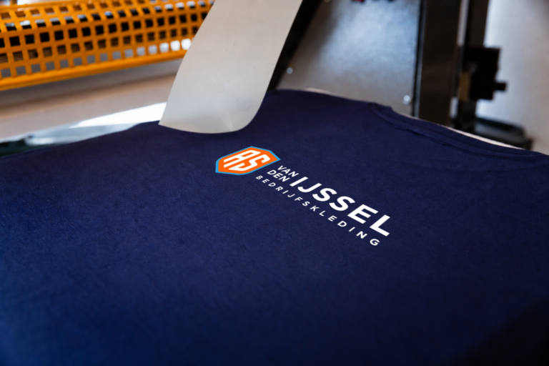 nieuwe logo VDIJ wordt bedrukt op een shirt