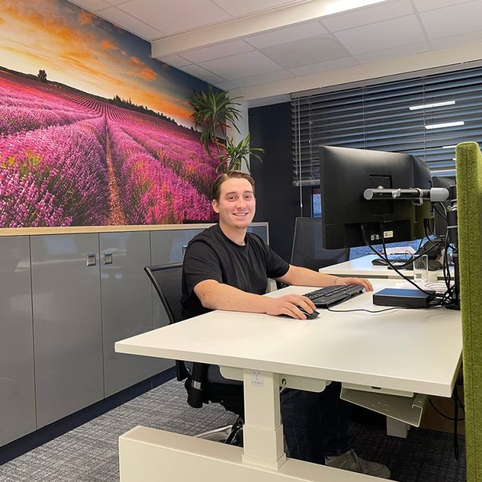 Jorrit achter bureau