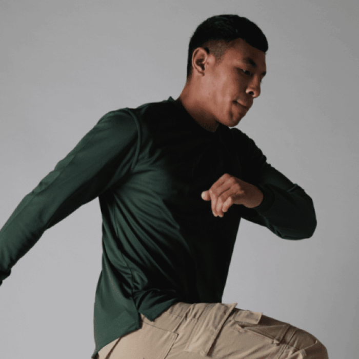 jongen in cooldry t-shirt met langemouwen in dynamische positie