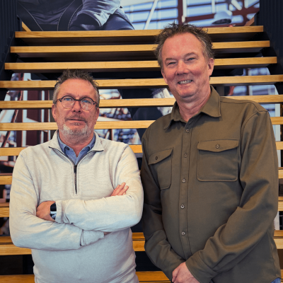 Bert en Robert samen op de foto bij de trap van VDIJ