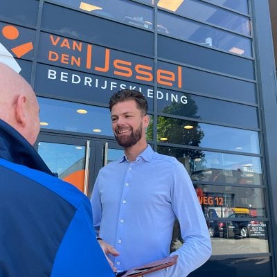 Denny met een klant op foto